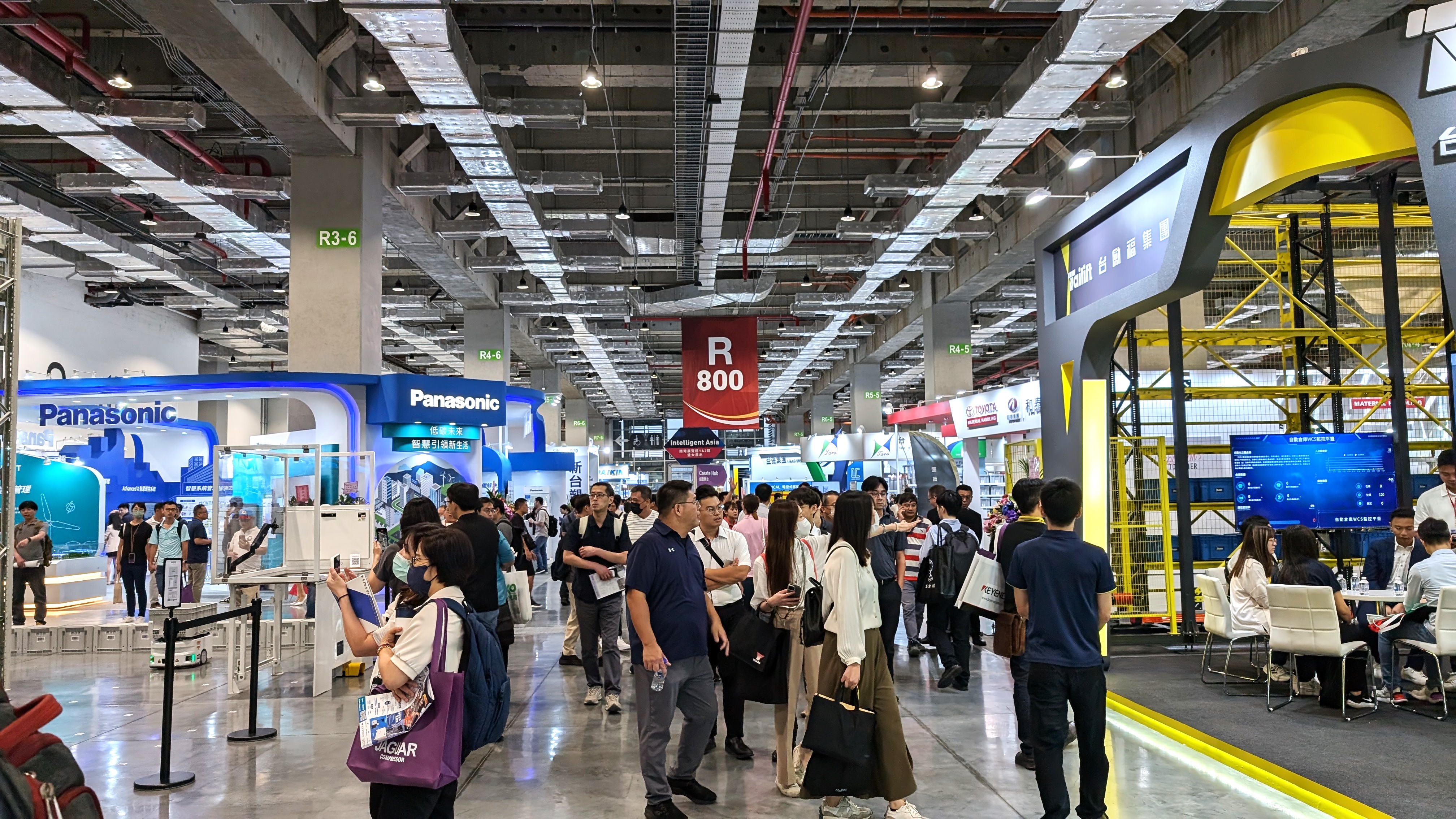 「Intelligent Asia 2024」南港二館展區現場，包含雷射、物流、模具、3D列印、流體傳動等多元主題展出
